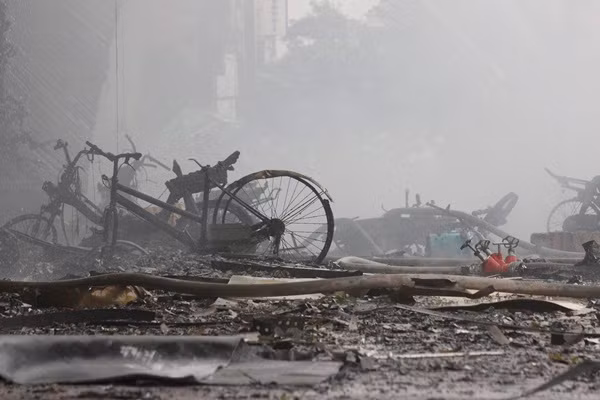 Nhiều vật dụng như xe đạp, xe máy... bị lửa thiêu cháy trơ khung nằm ở phía trước dãy nhà bị cháy.