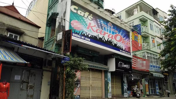 Quy định số 19/2013/TT-BXD quy định biển quảng cáo đặt tại mặt tiền công trình, nhà ở phải đảm bảo: Bảng quảng cáo ngang: Mỗi tầng chỉ được đặt một bảng, chiều cao tối đa 2m chiều ngang không được vượt quá giới hạn chiều ngang mặt tiền công trình/nhà ở. Mặt ngoài bảng quảng cáo nhô ra khỏi mặt tường công trình/nhà ở tối đa 0,2m. Vị trí của những tấm bảng phải ốp sát vào ban công, mép dưới bảng trùng với mép dưới của sàn ban công hoặc mái hiên. Đối với bảng quảng cáo dọc: Chiều ngang tối đa 1m, chiều cao tối đa 4m nhưng không vượt quá chiều cao của tầng công trình/nhà ở nơi đặt bảng quảng cáo. Mặt ngoài bảng quảng cáo nhô ra khỏi mặt tường công trình/nhà ở tối đa 0,2m. Vị trí đặt của bảng phải ốp sát vào mép tường đứng; Đối với công trình/nhà ở một tầng được đặt một bảng ngang và 1 bảng đứng.