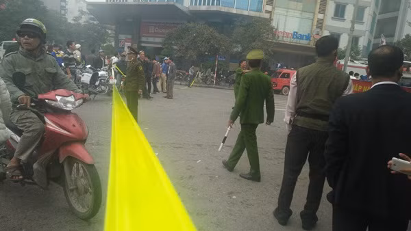 Lực lượng chức năng khẩn trương phong tỏa hiện trường của cả hai hướng di chuyển trên đường Trần Thái Tông.