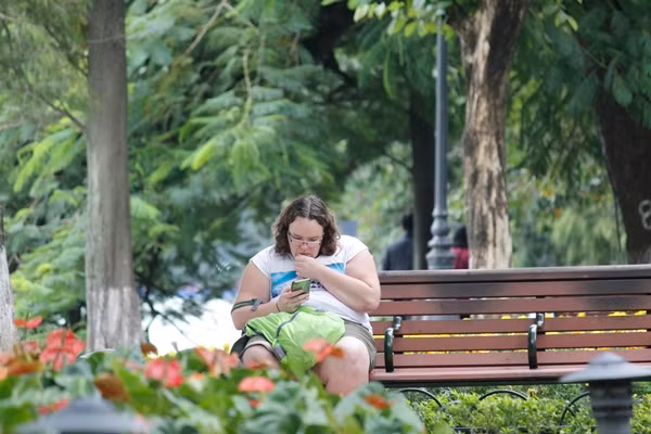 Trong khi đó, một số hành khách nước ngoài lại cảm thấy thích thú với thời tiết lạnh đầu mùa của Việt Nam.