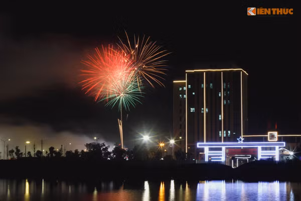 Đúng 21h40, màn trình diễn pháo hoa được bắt đầu.