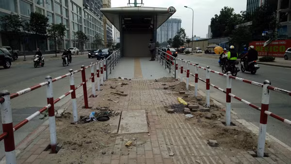 Hàng rào sắt chắn hai bên đang được công nhân hoàn thiện nốt.