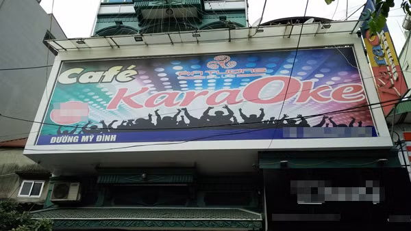 Tuy nhiên, theo ghi nhận của PV Kiến Thức, tại một số cơ sở quán karaoke hoạt động trên địa bàn Hà Nội treo biển quảng cáo vẫn chưa thật sự đúng so với quy định, tiềm ẩn nguy cơ cháy nổ. Hình ảnh chụp biển quảng cáo của một cơ sở karaoke trên đường Mỹ Đình (phường Mỹ Đình 2, quận Nam Từ Liêm, TP Hà Nội) có chiều ngang vượt quá giới hạn chiều ngang mặt tiền công trình.