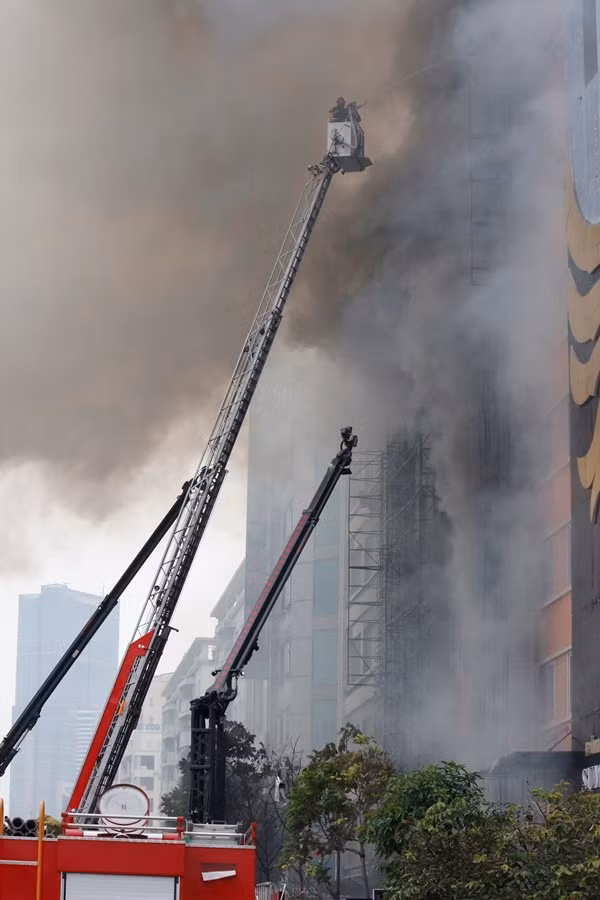 Khoảng hơn 13h30 ngày 1/11, ngay sau khi nhận được tin báo cháy dãy nhà hàng, quán karaoke trên đường Trần Thái Tông (quận Cầu Giấy, TP Hà Nội), lực lượng PCCC Hà Nội đã huy động nhiều xe chữa cháy chuyên dụng cùng hàng trăm cán bộ, chiến sĩ nhanh chóng đến hiện trường.