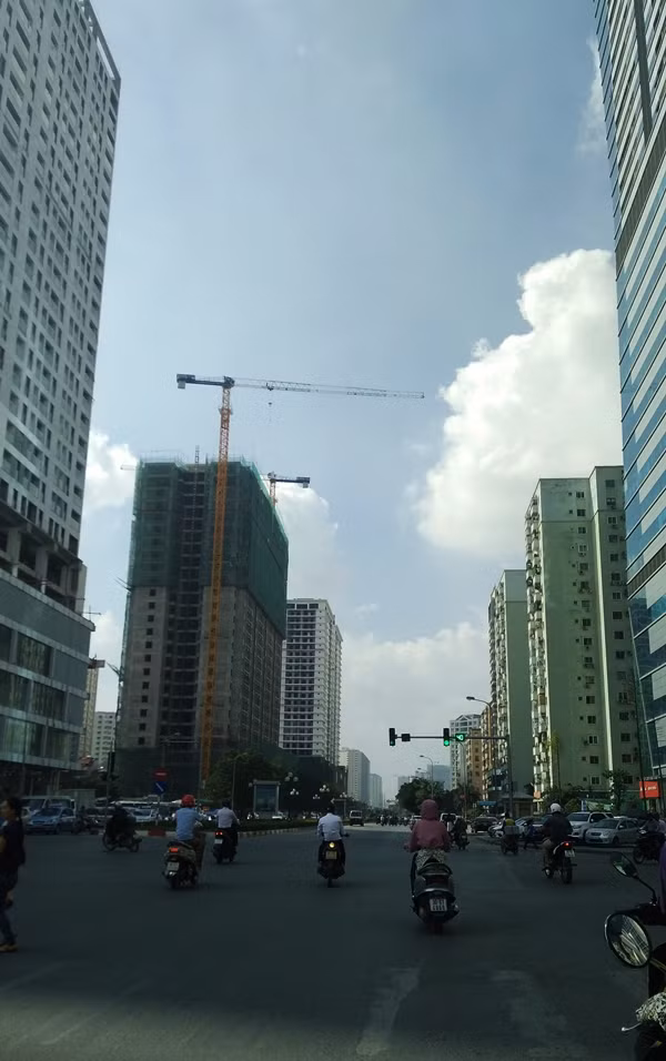 Tuy nhiên, thời gian qua, trong quá trình thi công xây dựng đã xảy ra nhiều lần cần cẩu công trình bị gãy đè người đi đường, làm sập nhà dân gây hậu quả nghiêm trọng. Điều này khiến người dân Hà Nội nơm nớp lo sợ khi hằng ngày phải sinh hoạt, di chuyển, làm việc phía dưới các cần cẩu xây dựng khổng lồ.