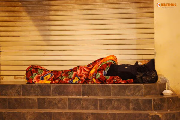 Giấc ngủ với "màn trời, chiếu đất".