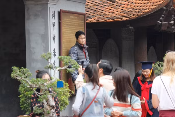 Tuy nhiên, có không ít sinh viên muốn có được hình ảnh “độc” nên thản nhiên vượt hàng rào sắt để vào bên trong khu vực bia tiến sỹ “tự sướng”.