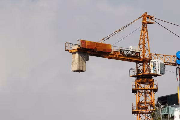 Hầu hết, để giữ thăng bằng, một đầu những chiếc cần cẩu công trình đều treo những hình khối bê tông với trọng lượng khác nhau mà được người dân ví von giống như chiếc "búa trời" treo lủng lẳng trên không.