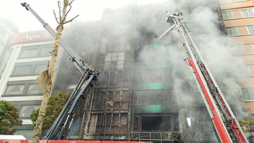 Ngay sau khi xảy ra vụ việc, UBND quận Cầu Giấy đã có báo cáo nhanh, nguyên nhân vụ cháy karaoke Trần Thái Tông bước đầu được lực lượng chức năng xác định là do thợ khi hàn bảng quảng cáo tại tầng 2 của quán karaoke đã thiếu cẩn thận nên gây cháy, sau đó cháy lan sang các nhà bên.