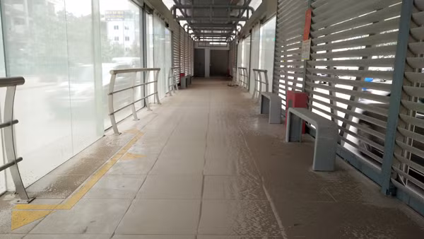 Các hạng mục phía bên trong nhà chờ xe buýt nhanh gần như đã hoàn thiện hết. Để tránh tình trạng một số người dân ra vào nhà chờ tự do, các cánh cửa kính ở hai bên, cửa sắt ở điểm đầu vào được đơn vị chức năng khóa chặt.