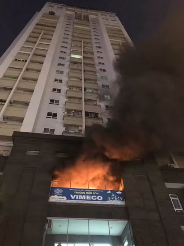 Ha Noi: Chay chung cu 25 tang, nhieu nguoi hoang loan