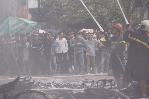 Đến khoảng 14h40, toàn bộ mặt trước của 4 ngôi nhà đã bị ngọn lửa thiêu rụi hoàn toàn, kính chắn ở một số tầng bị sức nóng của lửa làm vỡ tung.