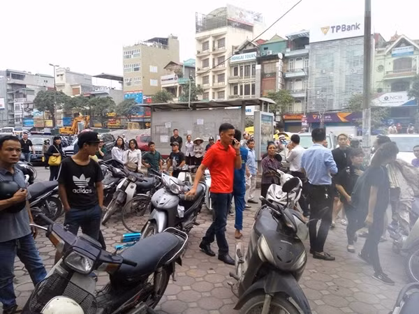 Hàng trăm người dân sống gần khu vực xảy ra cháy lớn ở Hà Nội vô cùng hoảng loạn.