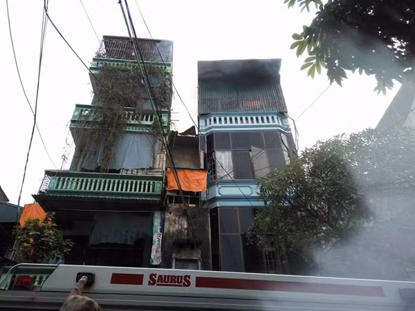 Ngọn lửa đã thiêu rụi nhiều tài sản giá trị của ngôi nhà 3 tầng và cháy lan sang ba nhà liền kề.