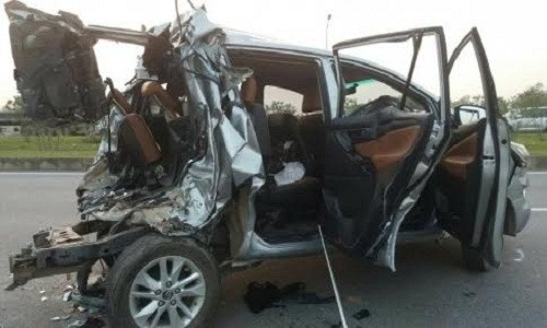 Tại hiện trường, chiếc ôtô 7 chỗ bị bẹp dúm hết phía sau.