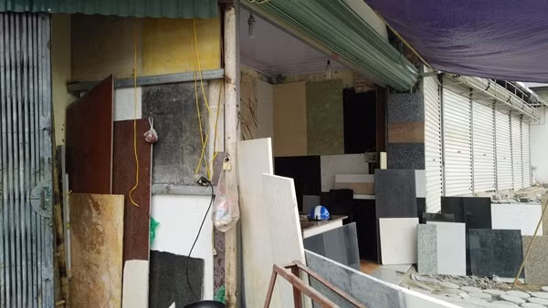 Ngôi nhà siêu mỏng, siêu méo này chỉ có một tầng.