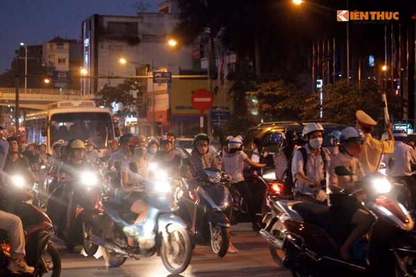 Cho dù lực lượng chức năng được tăng cường điều tiết giao thông nhưng cảnh tượng hỗn loạn vẫn liên tục xảy ra ở cả hai hướng trên đoạn đường.