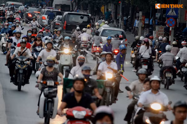 Tuy nhiên, do diện tích đường Kim Mã chia đôi hẹp, mật độ phương tiện tham gia lưu thông lại đông đúc, nhất là ở các khung giờ cao điểm nên đoạn đường gần 500m thường xuyên xảy ra tình trạng hỗn loạn.