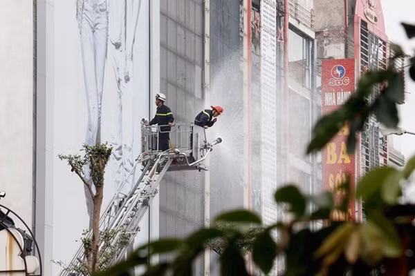 ... khống chế ngọn lửa từ trên cao.