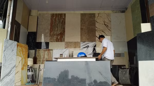 Ngôi nhà rộng vài m2 được một người đàn ông thuê lại để làm cửa hàng bán đá hoa.