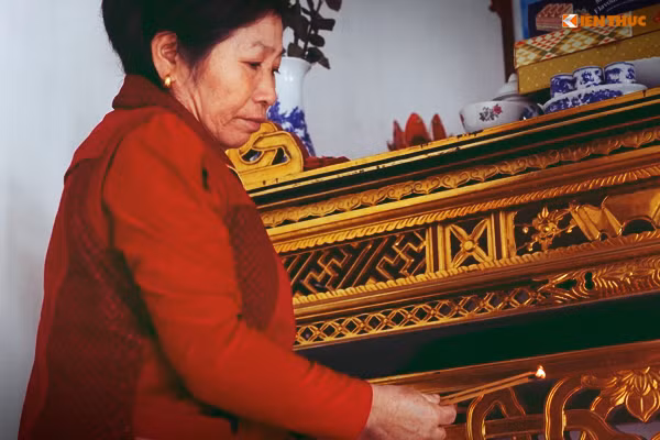 Trên bàn thờ nơi đặt di ảnh của anh Phú và chị Lợi vẫn chưa có một gói bánh, mứt kẹo nào...