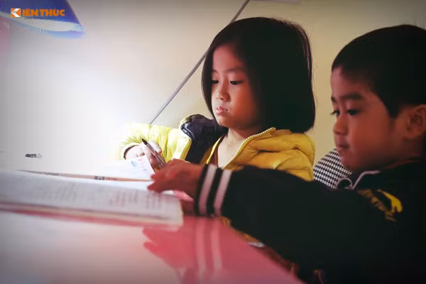 Tai họa ập đến bất ngờ khiến cả hai vợ chồng anh Phú, chị Lợi ra đi mãi mãi để lại 3 đứa con nhỏ ngơ ngác khiến ai nấy cũng nghẹn ngào. Những ngày gần Tết cháu Yến không đi đâu cả chỉ ngồi quanh quẩn trong nhà chơi cùng hai em, thỉnh thoảng lại lôi giấy bút ra dạy Huy tập đọc, tập viết.