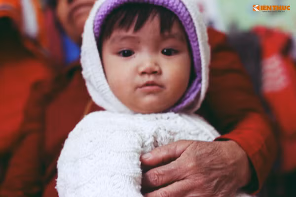 Dù bàn tay đã xuất hiện những vết nhăn trên da do tuổi nhưng vòng tay của bà Mình vẫn cố gắng giữ chặt các cháu, để bù đắp được phần nào tình cảm, tình yêu thương cho các cháu. "Tết tôi chỉ cần các cháu tôi cười, được ngắm chúng ngủ ngoan, ngủ say và không khóc quấy đòi bố mẹ như trước nữa là tôi thấy ấm lòng rồi", bà Minh tâm sự.