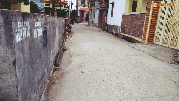 Con ngõ nhỏ dẫn vào nhà của bốn bà cháu cũng trở nên hiu quạnh hơn.