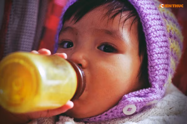 Từ ngày mẹ cùng bố đột ngột về với thế giới bên kia, cháu Dung chỉ uống sữa ngoài, số tiền mua sữa, bỉm của cháu Dung cũng như sinh hoạt của hai cháu còn lại đều lấy từ tiền quyên góp, hỗ trợ của một số cơ quan, đoàn thể, cá nhân từ thiện.