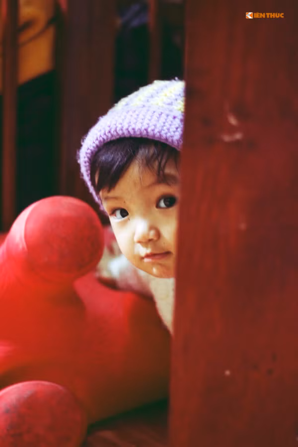 Các cháu dường như còn quá nhỏ để có thể cảm nhận được nỗi mất mát lớn lao của gia đình.