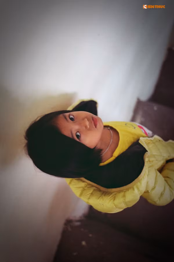 Được biết, anh Phú là con út của bà Minh (bà Minh sinh được 4 người con nhưng 2 người đã mất (chồng bà Minh cũng đã mất). Anh Phú và chị Lợi lấy nhau vừa được 9 năm tròn, cả hai đã cùng trải qua bao khó khăn vất vả, cùng nhau vun đắp hạnh phúc và rồi hạ sinh được 3 cháu Yến, Huy, Dung. (Trong ảnh là cháu Yến).