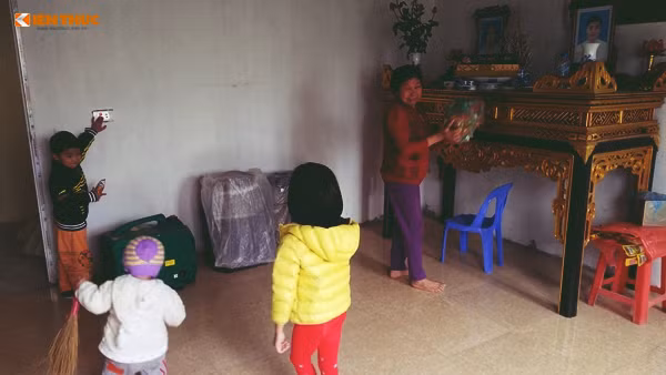 Đứng trước di ảnh hai con, nhìn ba đứa cháu ngơ ngác bà Minh chỉ biết khóc nghẹn chứ chẳng lo nghĩ gì đến Tết nữa. Bà tự nhủ, cố kìm nén đau thương trong lòng để tiếp tục sống, chăm lo cho các cháu đến khi nào xa rời thế giới hiện tại.