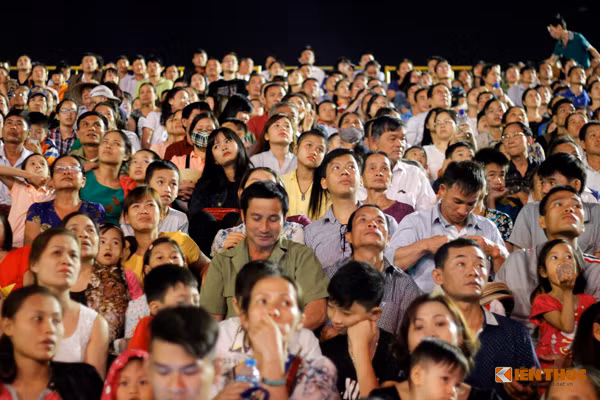 Được biết, các tiết mục nghệ thuật và màn bắn pháo hoa trong đêm 19/11, là chuỗi hoạt động nhân lễ kỷ niệm 130 năm thành lập và 25 năm tái lập tỉnh Hòa Bình.