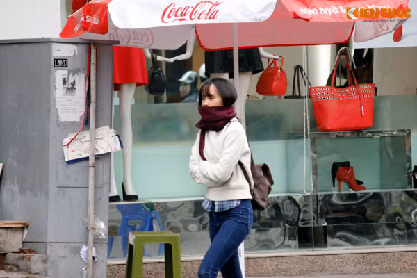 Người đi bộ cũng giữ ấm cho bản thân bằng việc mặc những chiếc áo len dày, khăn quàng kín cổ.