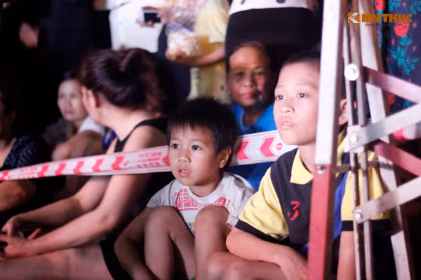 Các khán giả nhí cũng rất hào hứng tập trung xem pháo hoa.