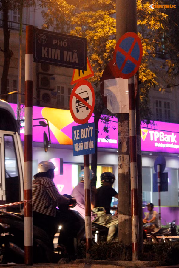 Do làn đường còn lại rất hẹp, hơn nữa phải chia đôi nên diện tích càng bị hạn chế buộc lực lượng chức năng tạm thời đặt biển cấm một số phương tiện.