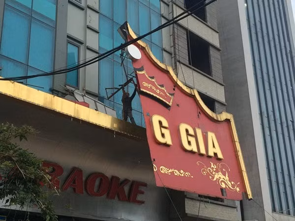 Sáng 3/11, một quán karaoke trên đường Nguyễn Khang (Cầu Giấy, Hà Nội) đã tự cho nhân viên tháo dỡ bảng hiệu quá khổ để tránh xảy ra cháy, nổ.