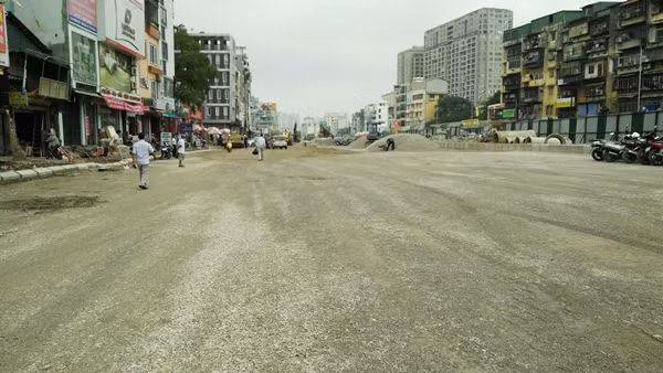 Cùng với quá trình thi công mở rộng đường “cong mềm mại” thì ở dọc hai bên đoạn đường chưa đầy 2km này bắt đầu xuất hiện nhiều ngôi nhà siêu nhỏ, siêu mỏng, siêu méo, thậm chí một số nhà có mặt tiền chưa đầy 1m, sâu chưa đến 0,5m.