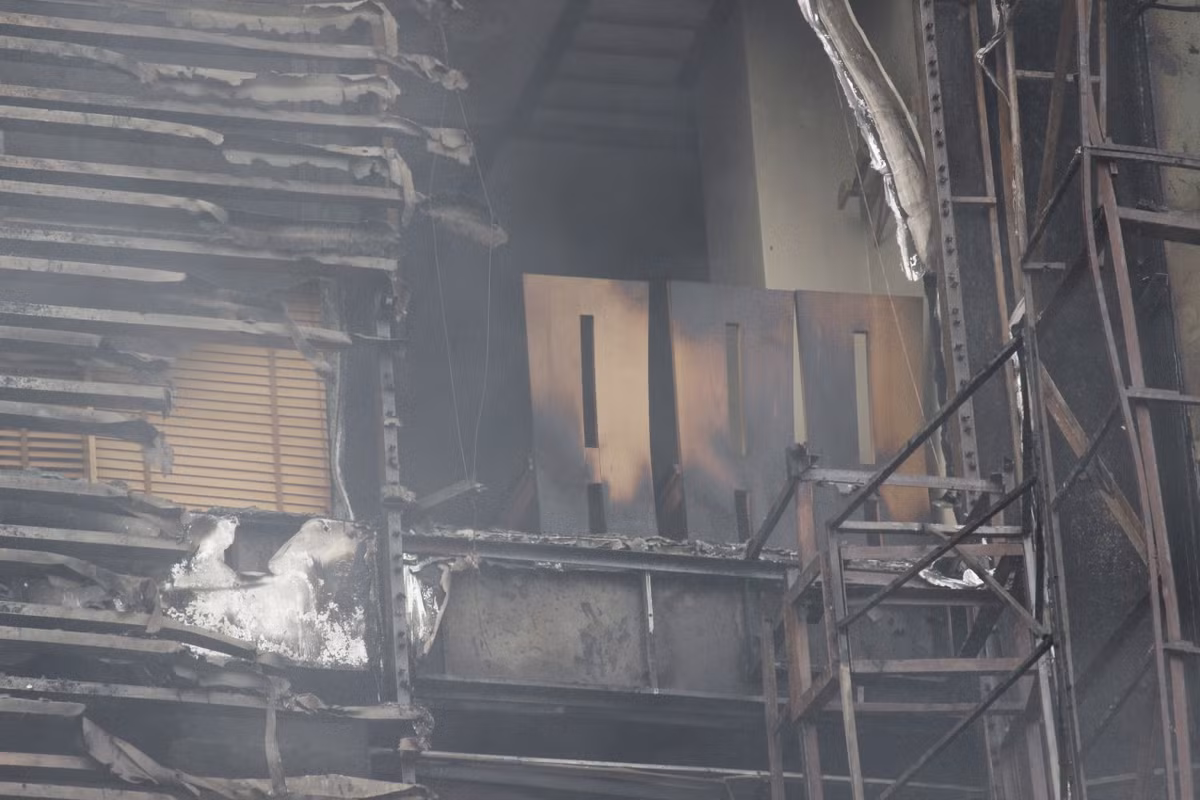 Ngay sau khi xảy ra vụ việc, Phó chủ tịch UBND TP Hà Nội Nguyễn Thế Hùng đã trực tiếp tới chỉ đạo các đơn vị nghiệp vụ khẩn trương dập lửa, cứu người. 