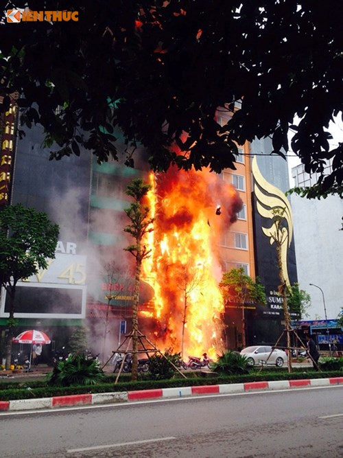 Như Kiến Thức đã đưa tin, khoảng hơn 13h30 ngày 1/11, một vụ cháy lớn bùng lên dữ dội rồi nhanh chóng bao trùm dãy nhà mặt phố Trần Thái Tông từ khu vực số nhà 39-45 (quận Cầu Giấy, Hà Nội). Dãy nhà này có nhiều cơ sở kinh doanh ăn uống và karaoke.