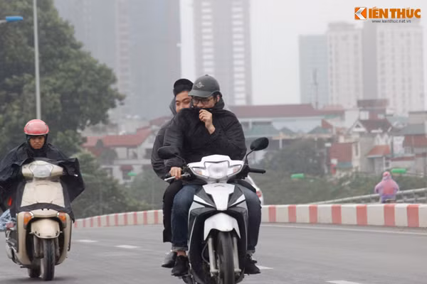 Dù đã mặc áo khoác dày nhưng hai nam thanh niên vẫn co ro khi di chuyển trên đường.