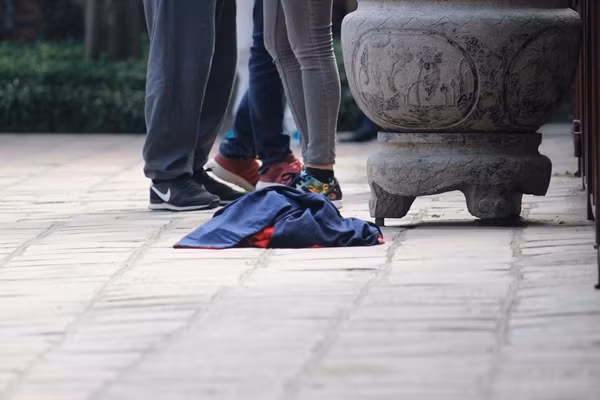 Thậm chí, một số sinh viên còn vứt thẳng chiếc áo cử nhân xuống nền đất.