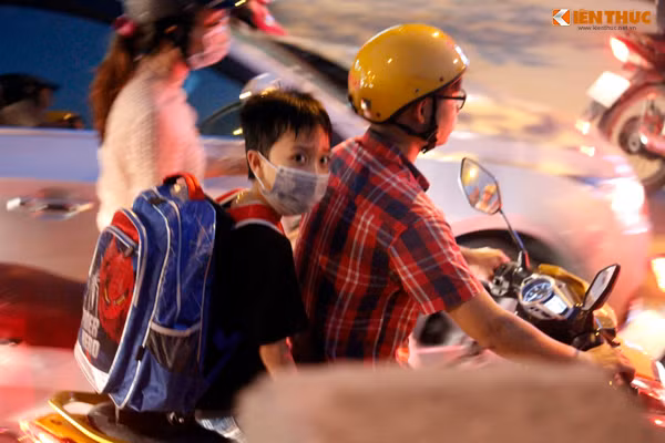 Em nhỏ ngồi sau xe phụ huynh nóng lòng về nhà sau một ngày học tập căng thẳng.