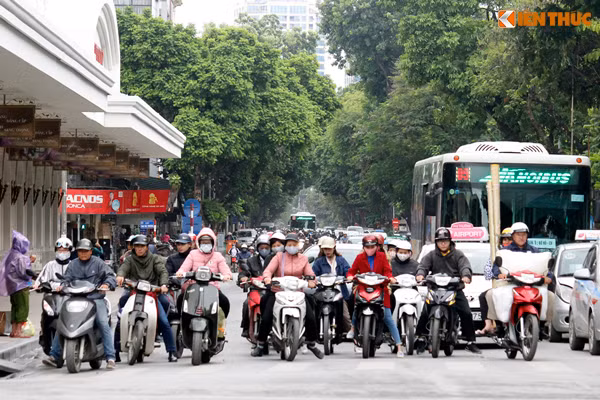 Do ảnh hưởng của không khí lạnh, Hà Nội có mưa với nhiệt độ dao động trong khoảng từ 15-18 độ C. Trời rét.