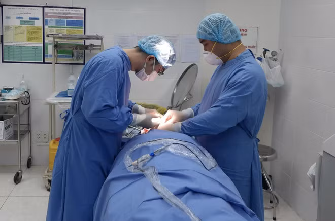 Co gai 28 tuoi lanh hau qua nang ne khi lam dep o tham my vien-Hinh-2