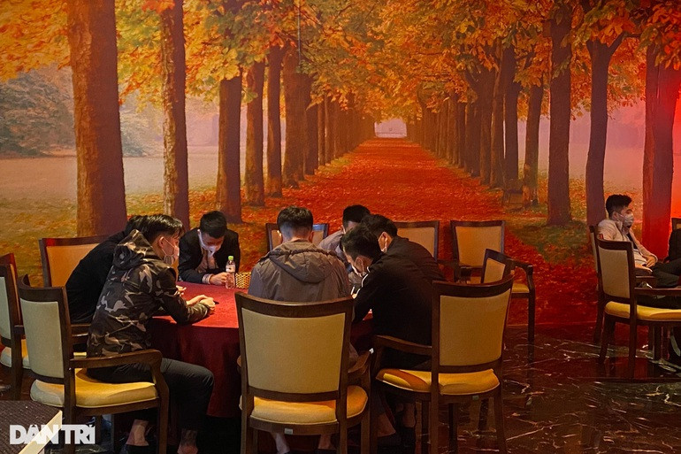 Phat hien 4 ca duong tinh trong so 126 nguoi an nhau tai Tran Duy Hung-Hinh-6