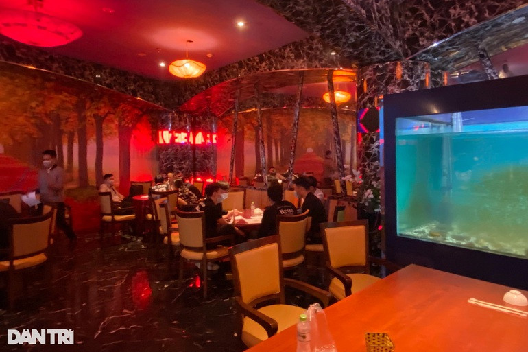 Phat hien 4 ca duong tinh trong so 126 nguoi an nhau tai Tran Duy Hung-Hinh-7