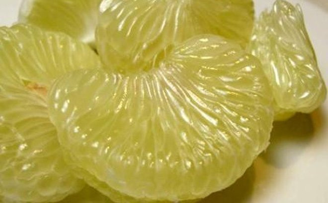 Đối với bệnh nhân tiểu đường, tăng mỡ máu và tim mạch, bưởi có tác dụng hỗ trợ điều trị bệnh rất tốt. Các bệnh nhân tiểu đường được khuyến khích nên ăn 3 phần bưởi mỗi ngày, tương đương với ăn 1 quả bưởi/ngày để cải thiện tình hình bệnh tật. 