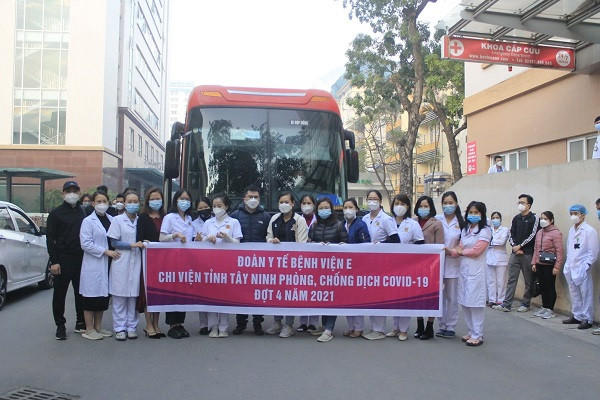 Y bac si Benh vien E len duong chi vien cho Tay Ninh chong dich COVID-19