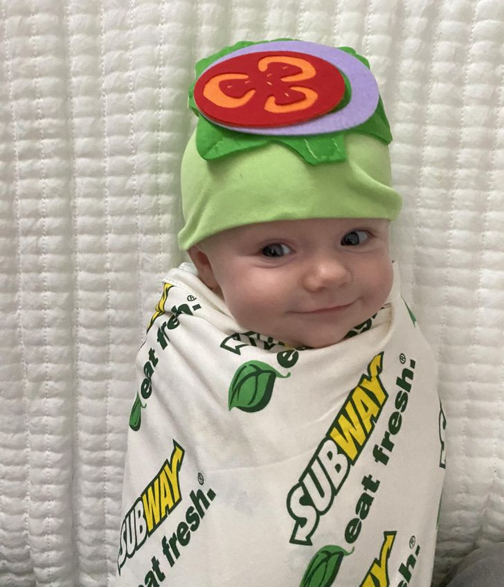 Biểu cảm vô cùng dễ thương của em bé sơ sinh.